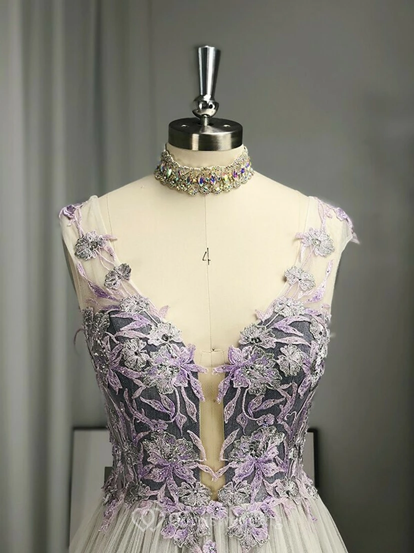 Robe de bal violette sans manches à col V et coupe empire florale, ornée d'appliqués. Col V et coupe trapèze. view 4