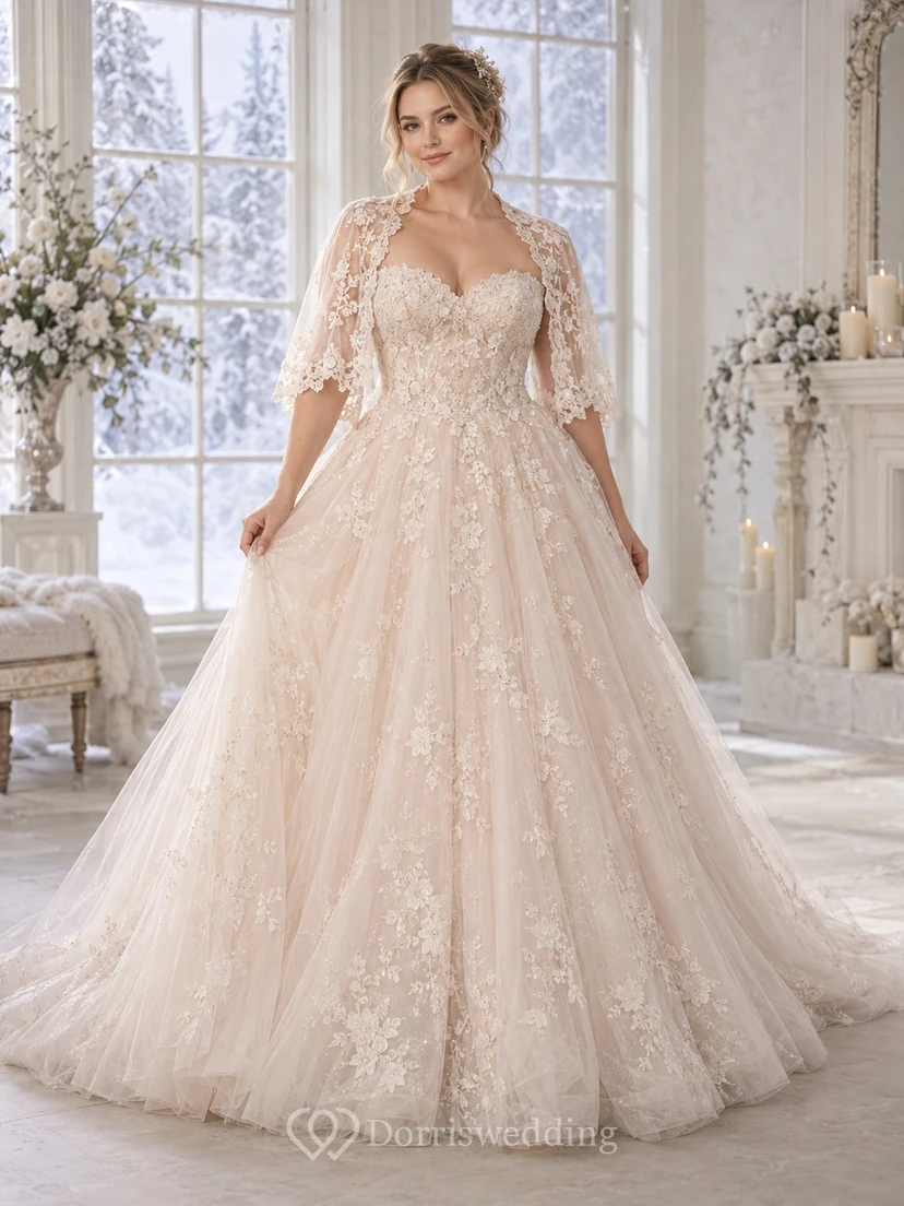 Vestido de novia de tul floral color rosa empolvado con escote corazón y capa corta.