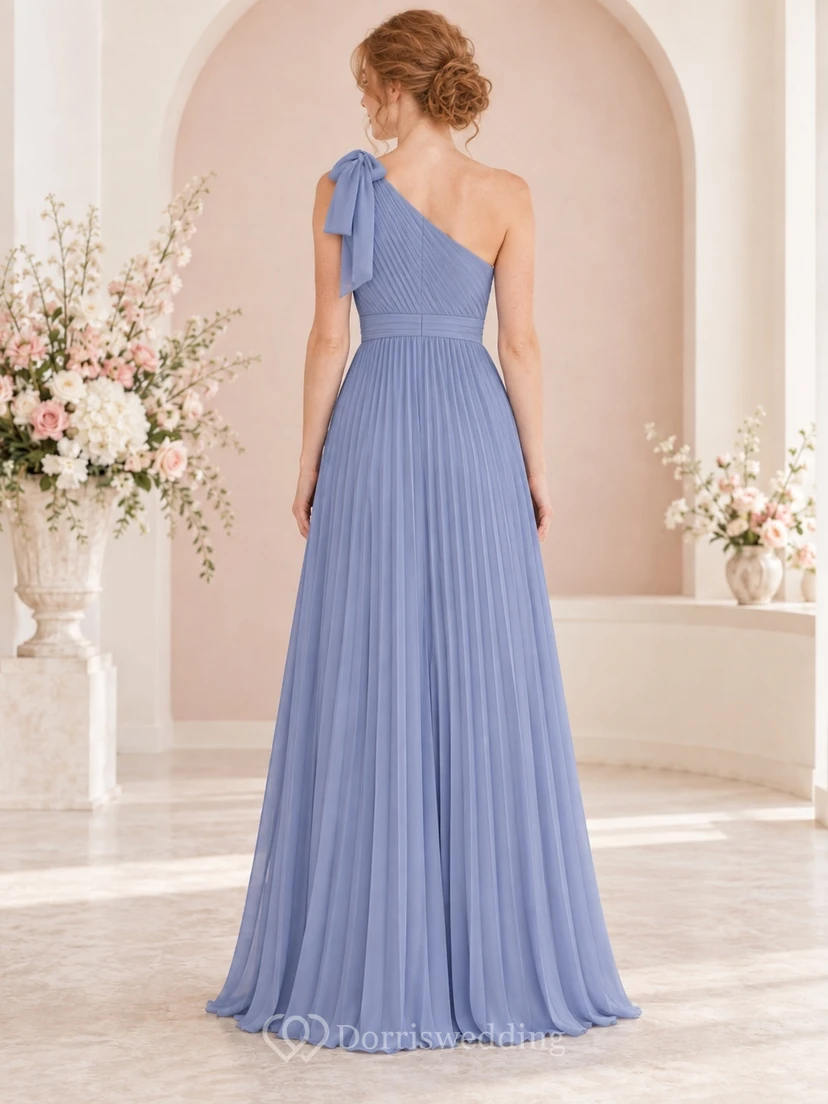Sommerliches, periwinkelfarbenes Chiffon-Brautjungfernkleid mit One-Shoulder-Schleife, Empire-Rock und Faltenrock, bodenlang view 2