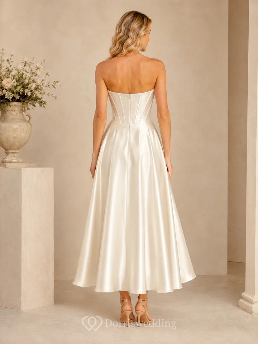 Robe de cocktail civile simple, bustier blanc en satin, coupe trapèze, longueur thé, sans bretelles, en satin. view 2
