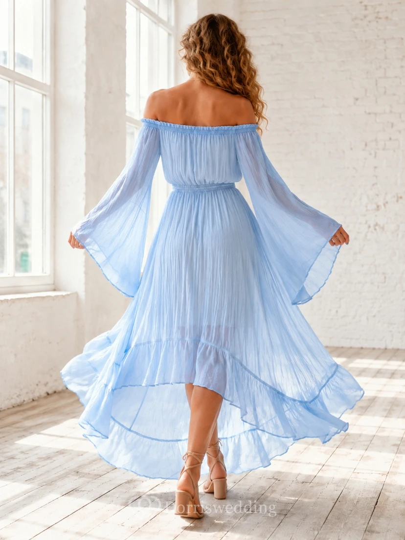 Vestido de gasa azul cielo con hombros descubiertos y mangas tres cuartos acampanadas, largo hasta la rodilla view 2