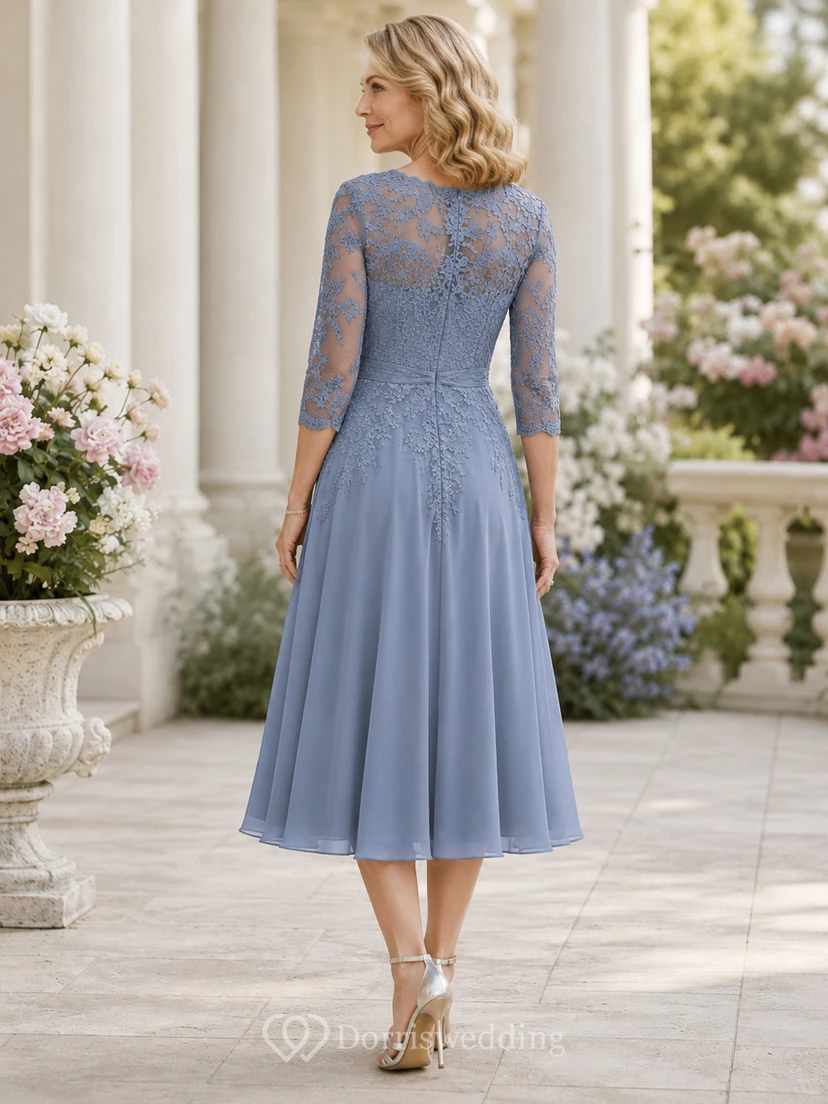 Elegante vestido de madre de gasa con encaje, escote barco y largo hasta la rodilla en color azul acero. view 2