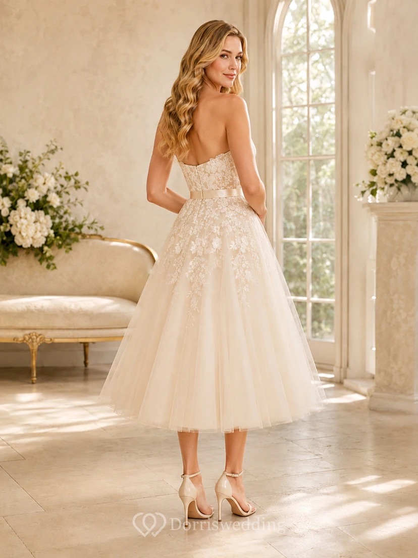 Vestido de novia de corte A, sin tirantes, de encaje y tul, largo hasta la rodilla, color champán. view 2