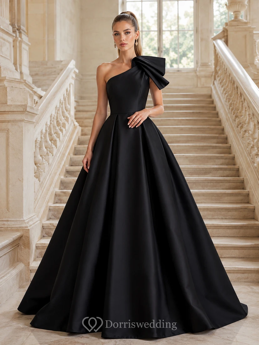 Vestido de noche largo de satén negro con un solo hombro, lazo extragrande y pliegues.