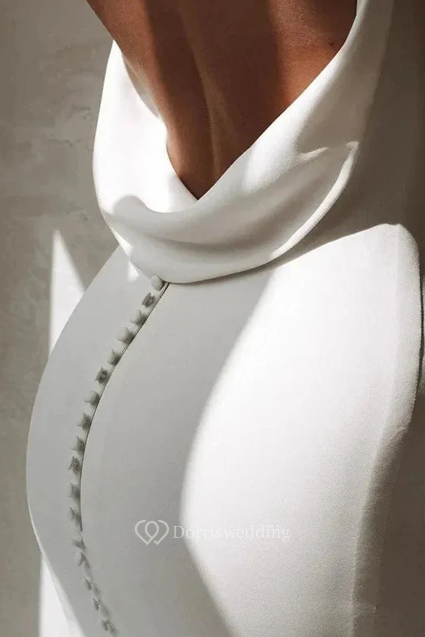 Robe de mariée fourreau blanche à décolleté en V profond view 7