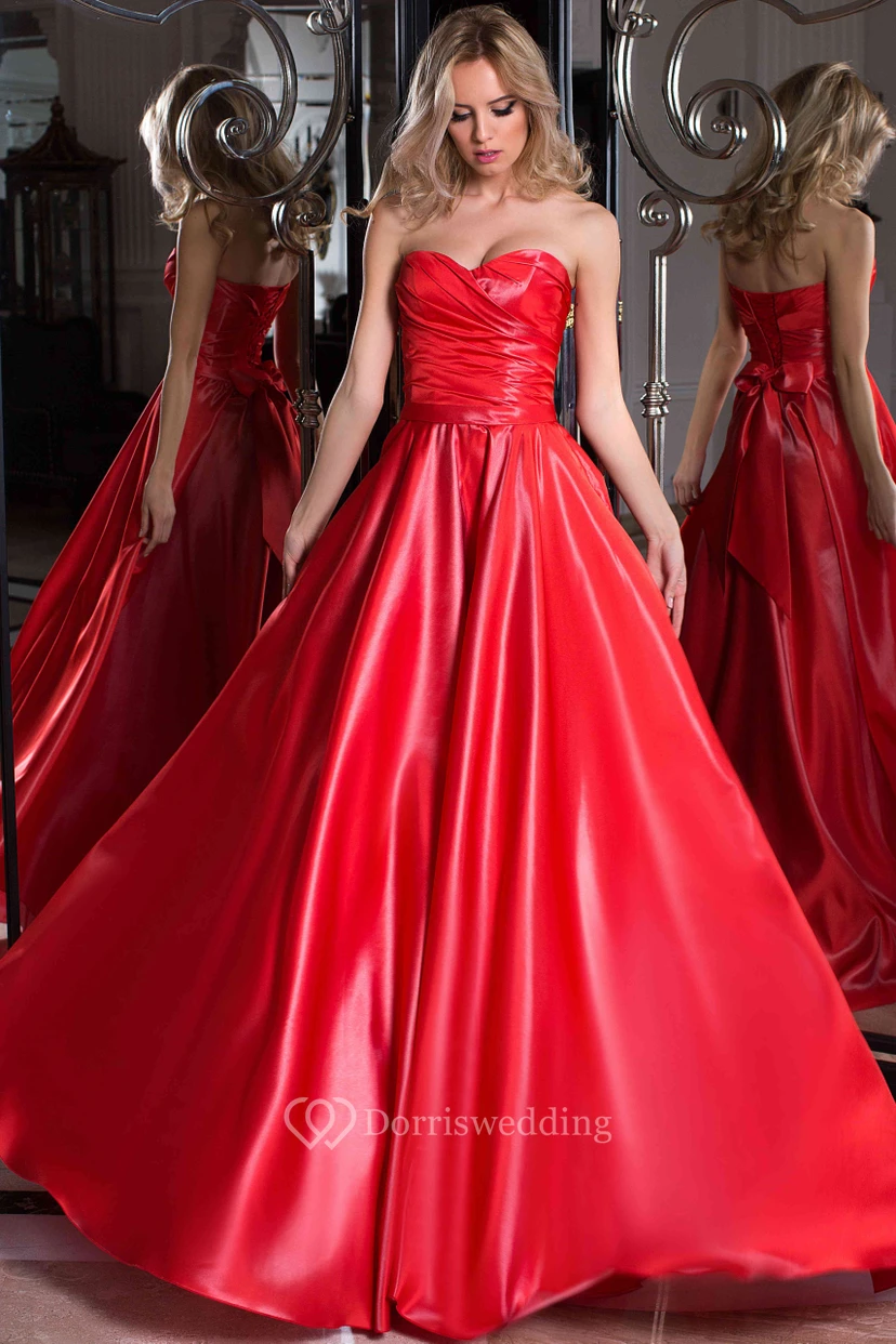 Vestido largo de fiesta de satén sin mangas con escote corazón, corte en A, espalda con cordones y lazo.