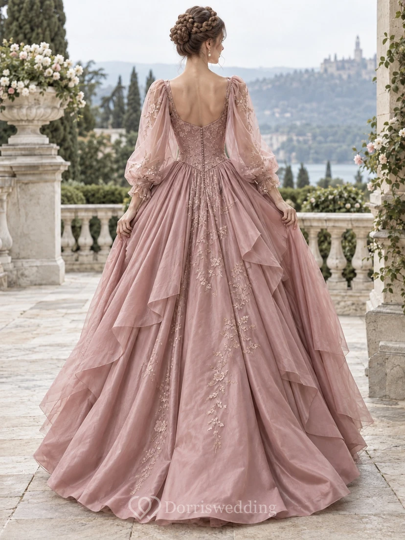 Robe de bal médiévale en satin rose poudré à manches longues et décolleté cœur. view 2