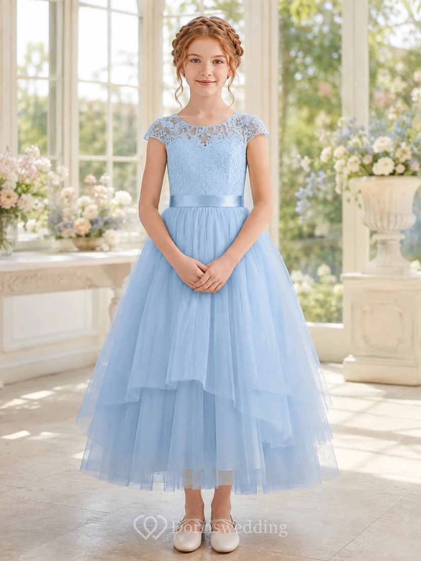 Vestido de dama de honor juvenil azul cielo, corte en A, largo hasta la rodilla, manga corta con volantes y falda escalonada, estilo romántico.