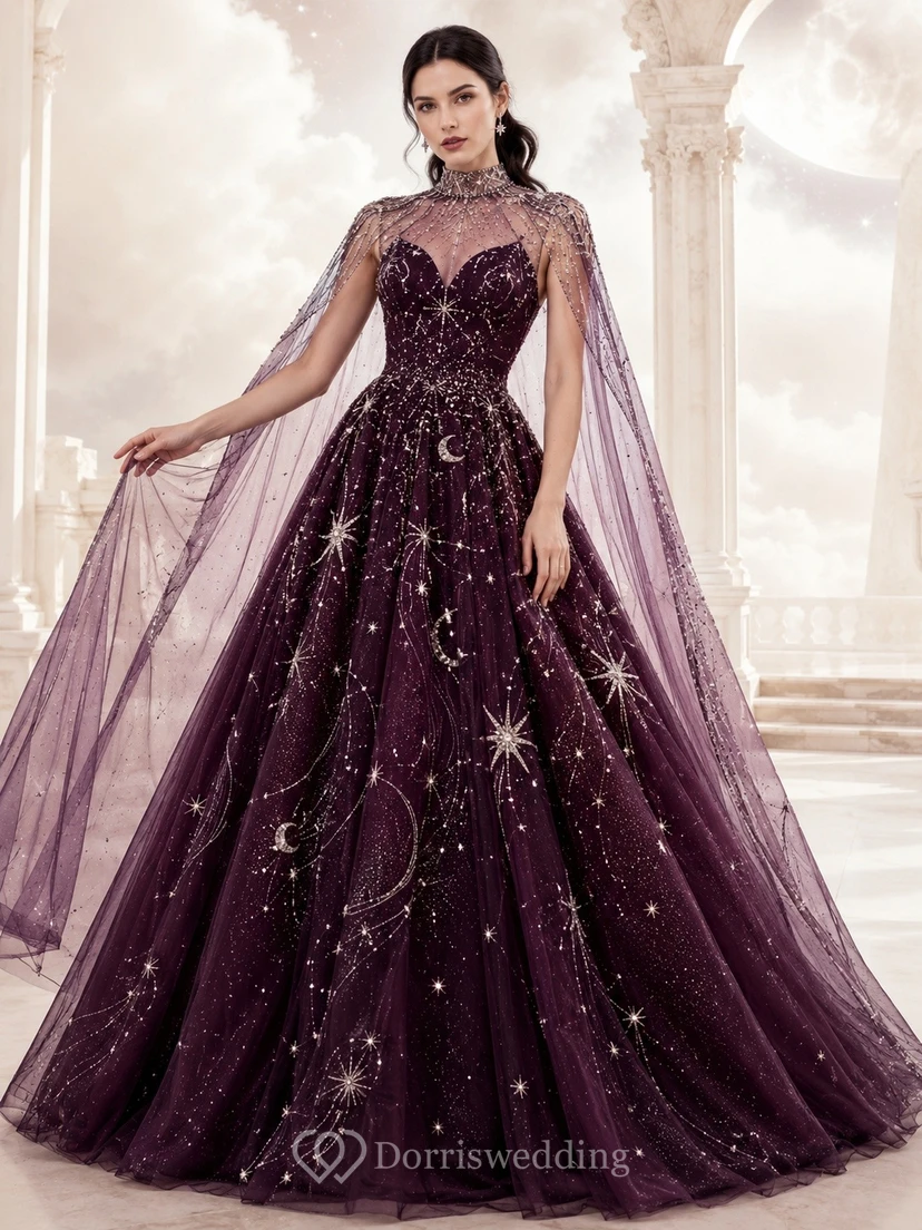 Pflaumenfarbenes Ballkleid aus Tüll mit Illusionsärmeln und Sternenverzierungen
