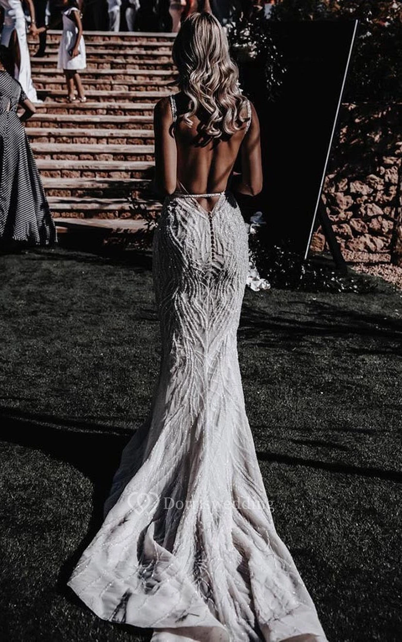 Vestido de novia bohemio de lujo con espalda descubierta, tirantes finos y detalles de cuentas. view 2