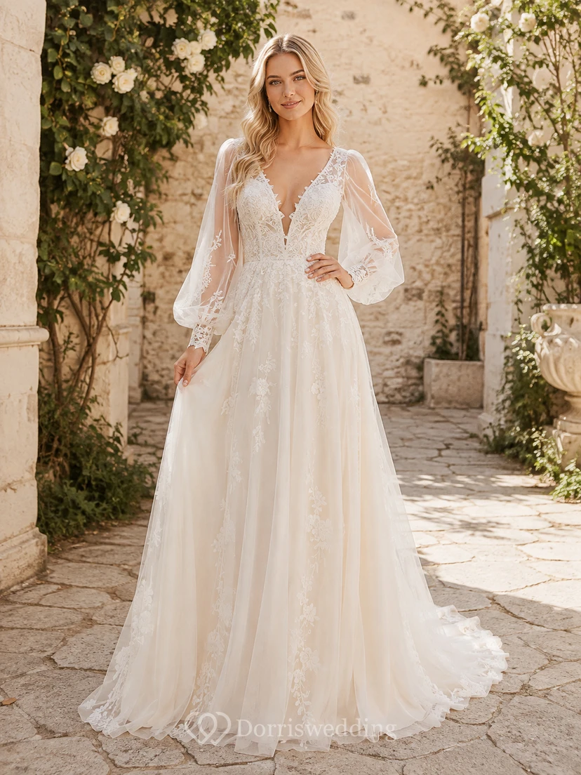 Robe de mariée longue en tulle à décolleté plongeant, manches longues, ornée d'appliques de dentelle, dos nu en V profond, coupe trapèze et traîne.