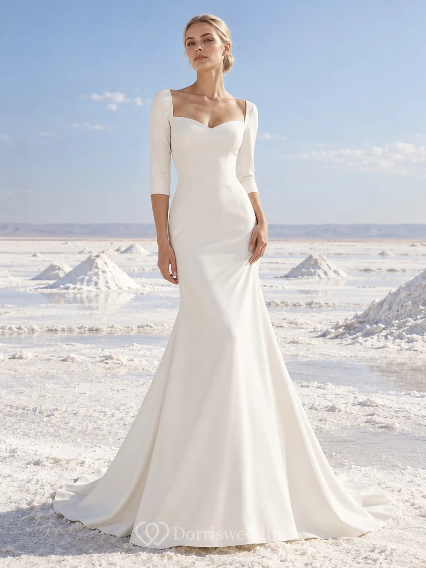 Vestido de novia sencillo con escote corazón, mangas tres cuartos, corpiño liso y cola de sirena.