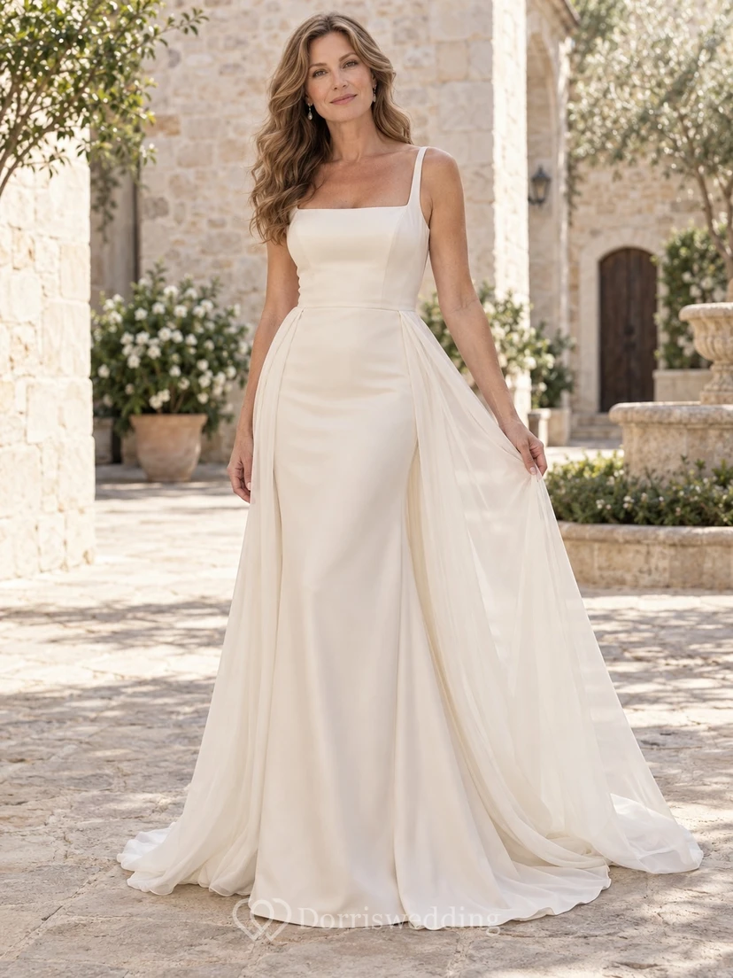 Vestido de novia convertible de satén con escote cuadrado, sobrefalda de tul desmontable y cola larga.