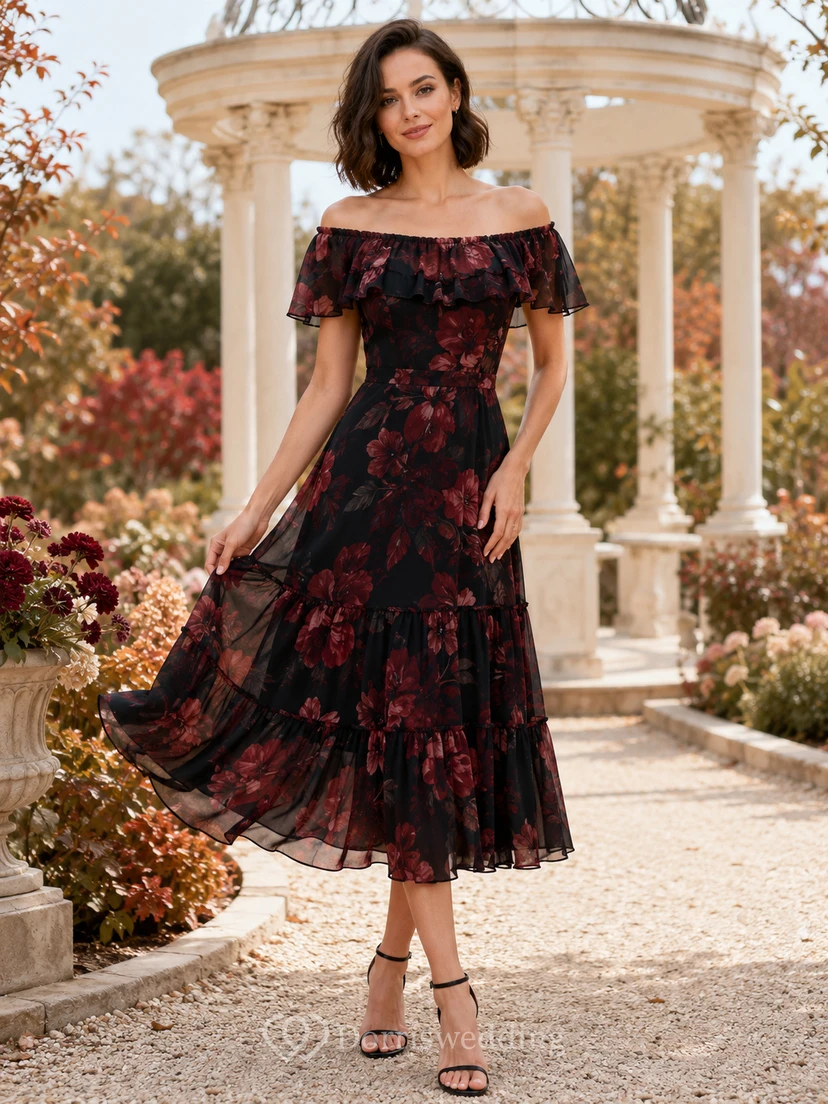 Vestido midi negro burdeos con estampado floral, hombros descubiertos y volantes escalonados para invitadas.