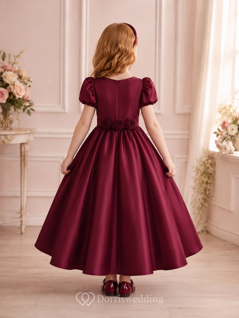 Robe de demoiselle d'honneur bordeaux en satin satiné à manches bouffantes et imprimé floral, longueur thé, coupe trapèze, idéale pour un mariage champêtre. view 2