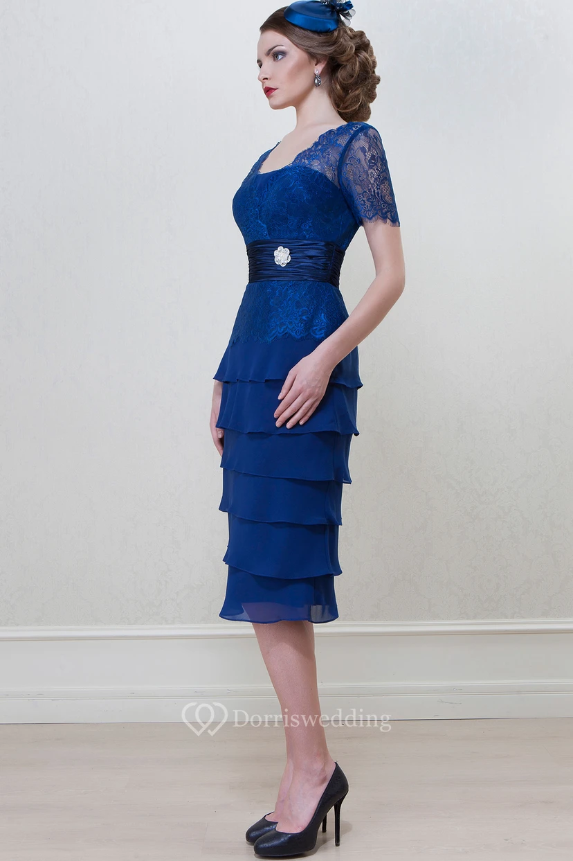 Robe de mère de la mariée en mousseline à volants, manches courtes, col carré, longueur genou, manches courtes et col carré, longueur genou. view 3
