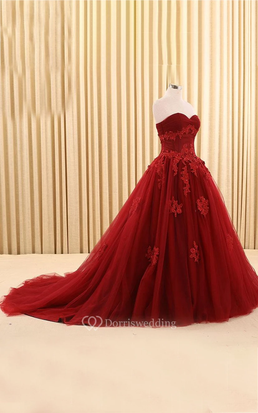 Vestido de gala largo hasta el suelo con escote corazón, apliques, cola larga, cremallera, corsé en la espalda y encaje de tul. view 3