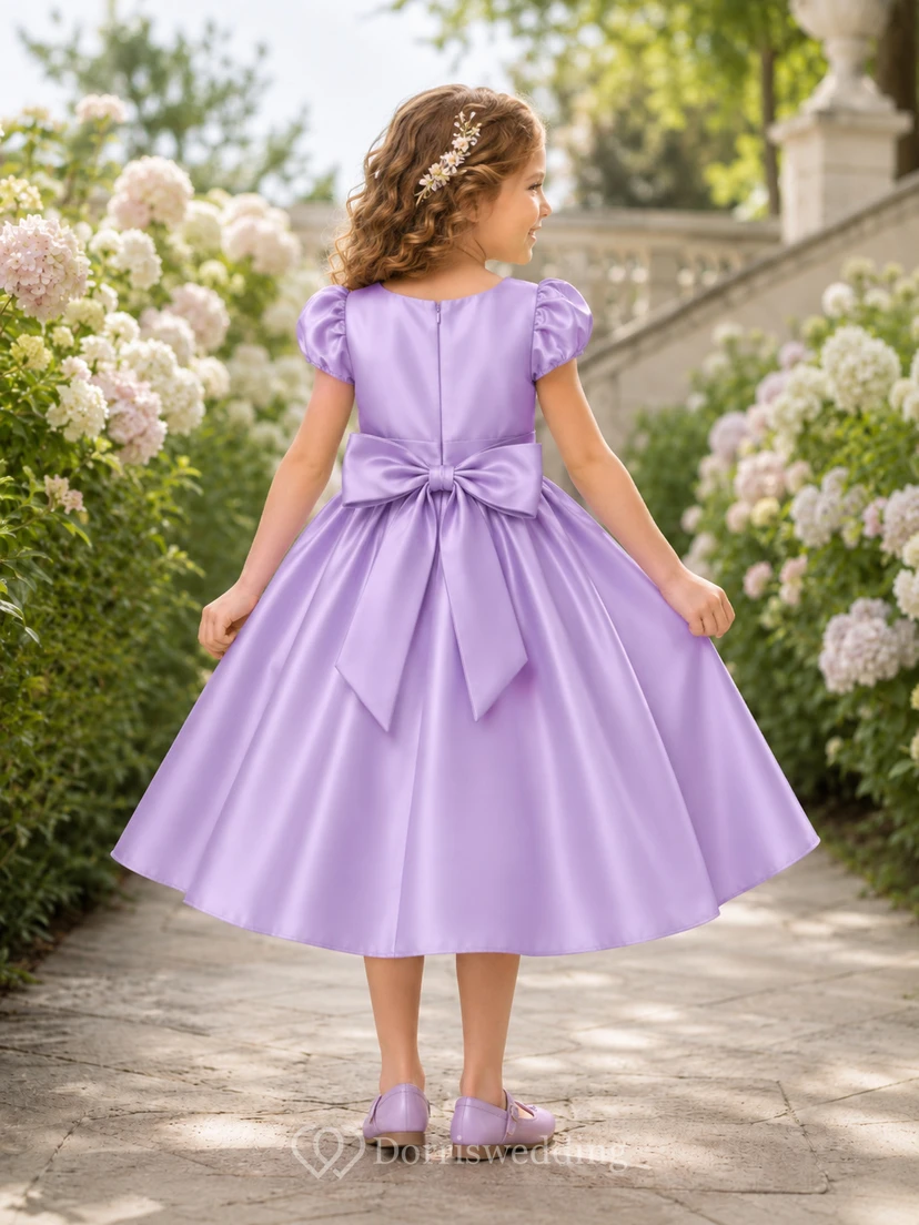 Robe de demoiselle d'honneur en satin lavande, manches bouffantes ornées de bijoux et nœud, coupe trapèze, longueur thé view 2
