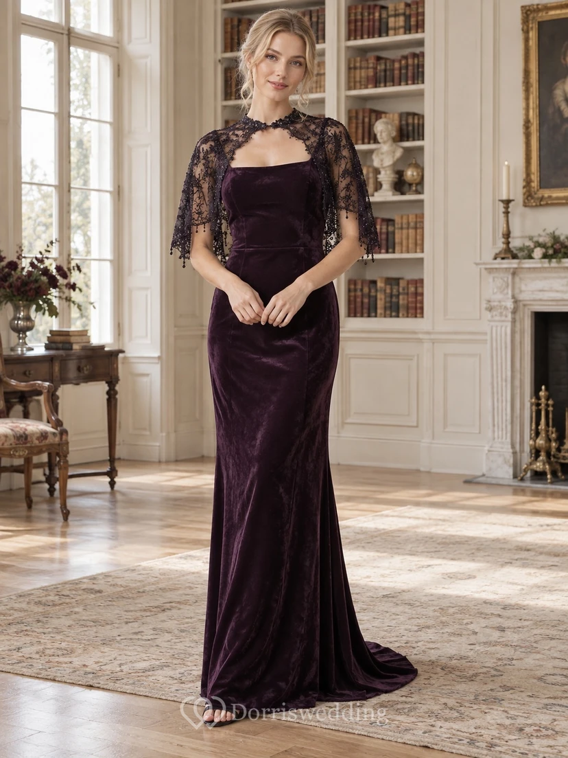Vestido de dama de honor gótico ajustado con capa corta de terciopelo morado oscuro y encaje, escote cuadrado y cola larga.