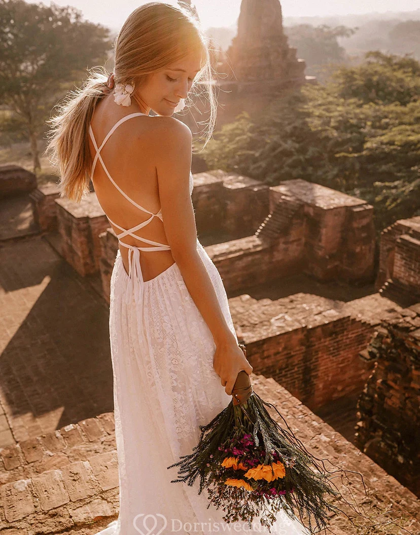 Robe de mariée bohème dos nu en dentelle à col halter et dos nu view 7