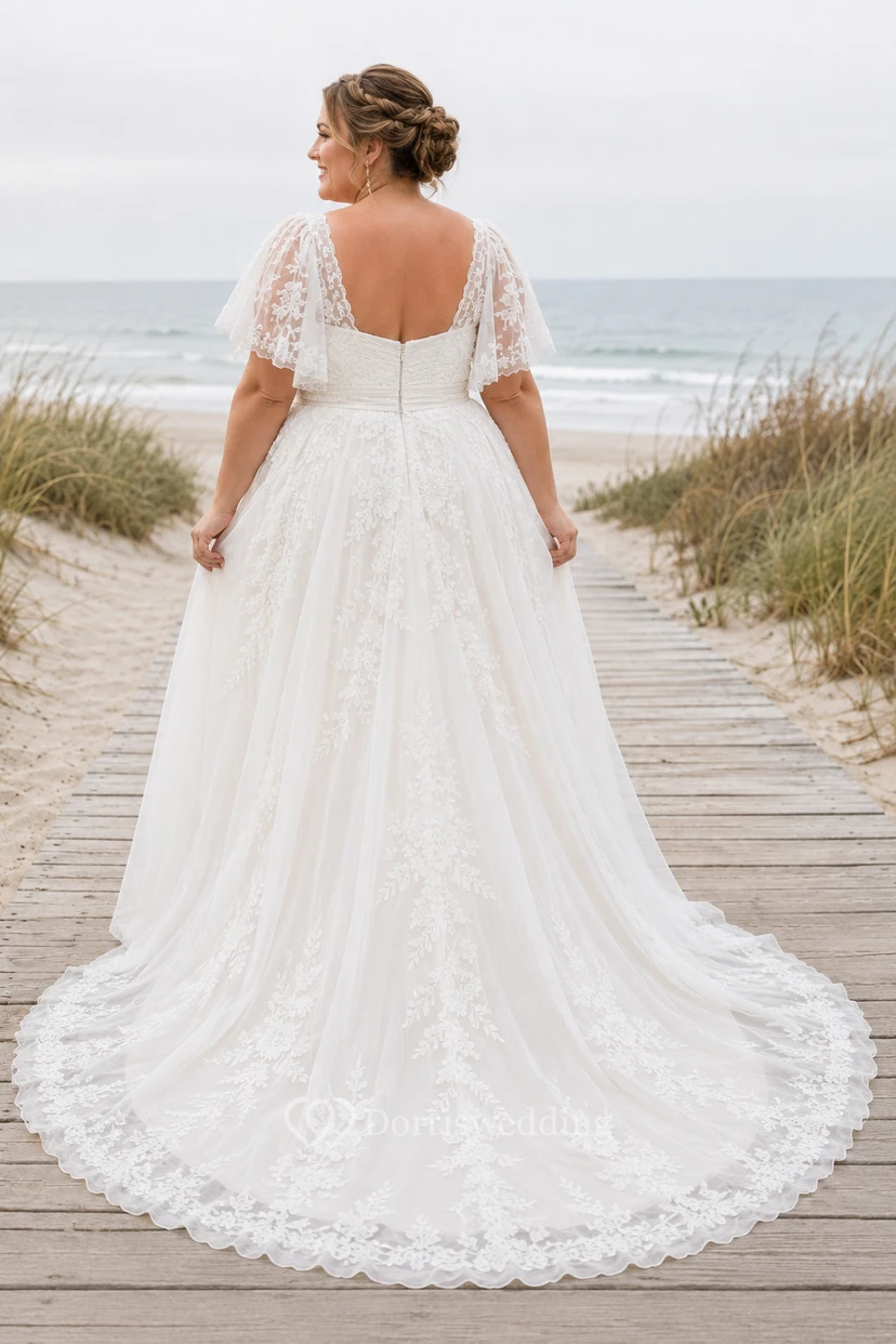 Robe de mariée de plage grande taille en dentelle et tulle, coupe trapèze, décolleté cœur et manches courtes view 2