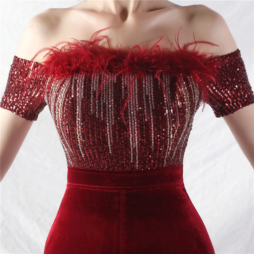 Vestido de noche asimétrico de terciopelo con plumas de avestruz. view 8
