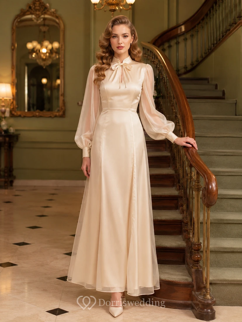 Vestido de satén vintage de cuello alto y mangas estilo poeta para fugarse a un hotel.