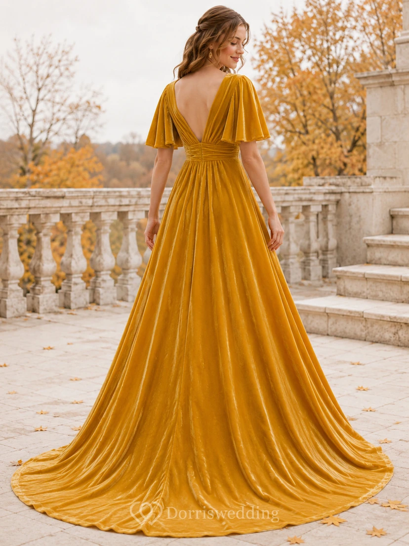 Vestido de novia de terciopelo color mostaza con escote en V profundo y mangas acampanadas, corte en A. view 2