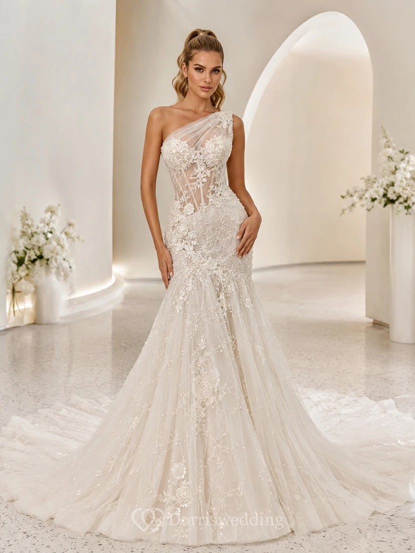 Robe de mariée sirène asymétrique en dentelle, sans manches, avec traîne chapelle et applications florales, idéale pour une salle de bal.