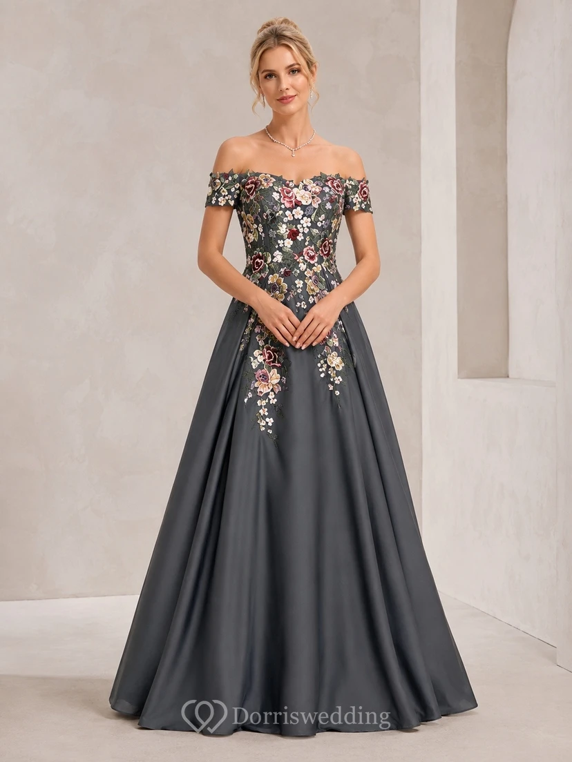 Vestido de gala gris acero con hombros descubiertos y apliques florales