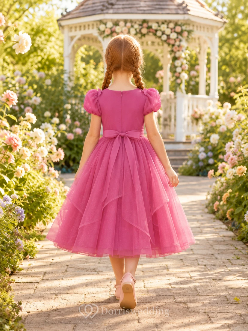 Robe de demoiselle d'honneur rose framboise en tulle superposé, coupe trapèze, manches bouffantes à volants et nœud. view 2