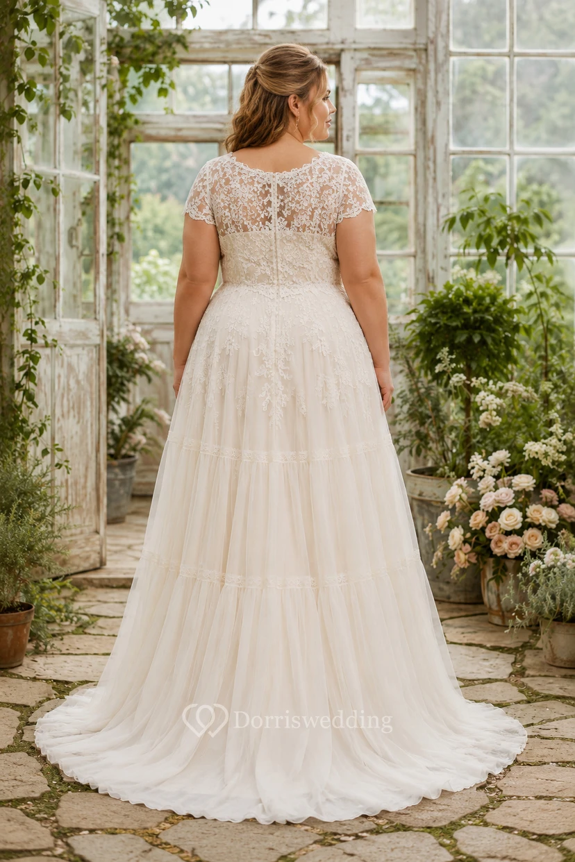 Vestido de novia de talla grande con escote joya, encaje, tul y corte en A con mangas cortas. view 2