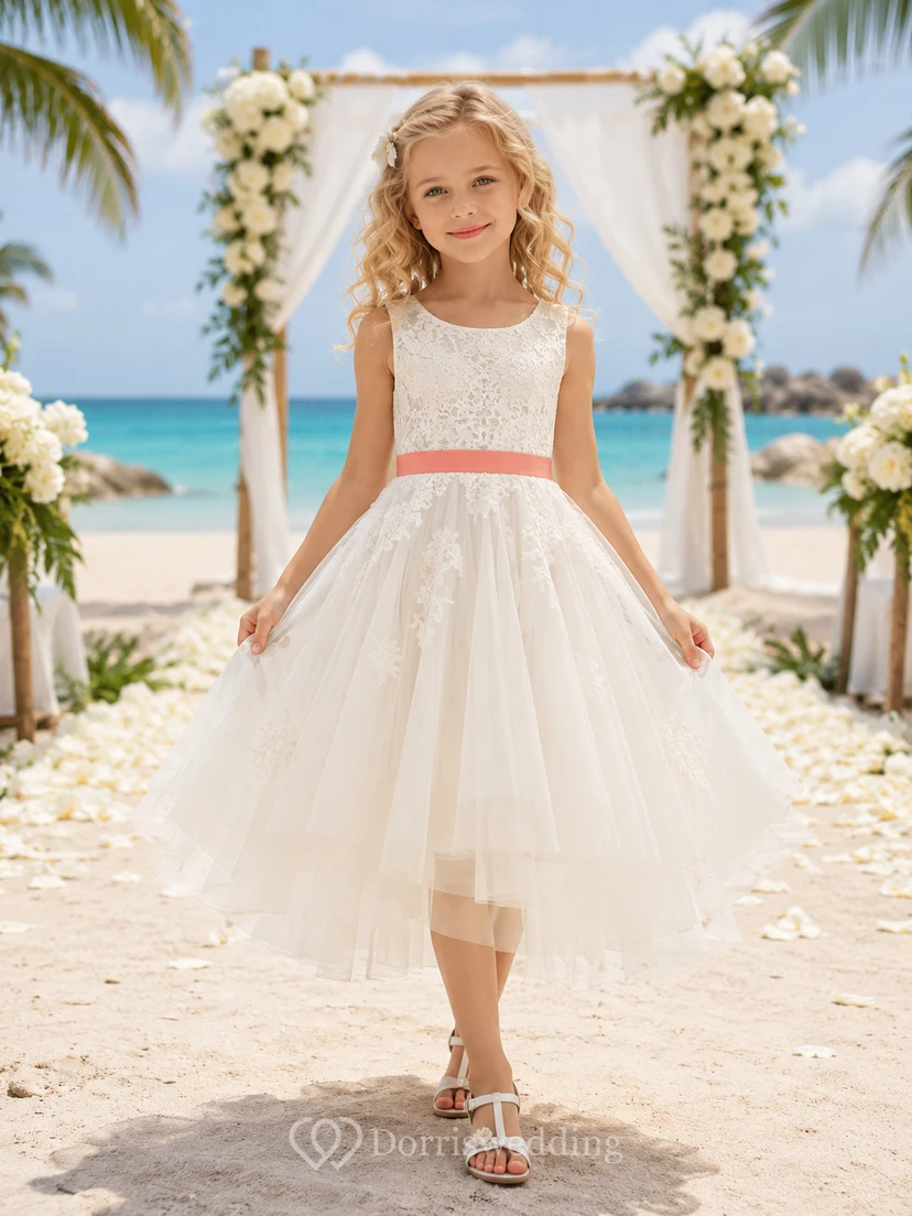 Sencillo vestido de niña de las flores con corte en A, cuello joya, cinta en la cintura, tul color marfil, ideal para ceremonias en la playa.
