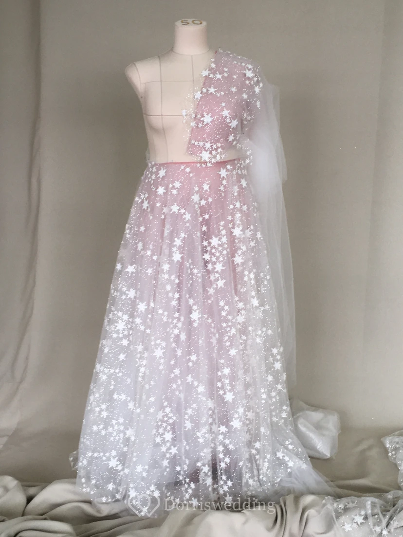 Vestido sencillo azul con estrellas celestiales de tul estilo bohemio y lentejuelas brillantes. view 6