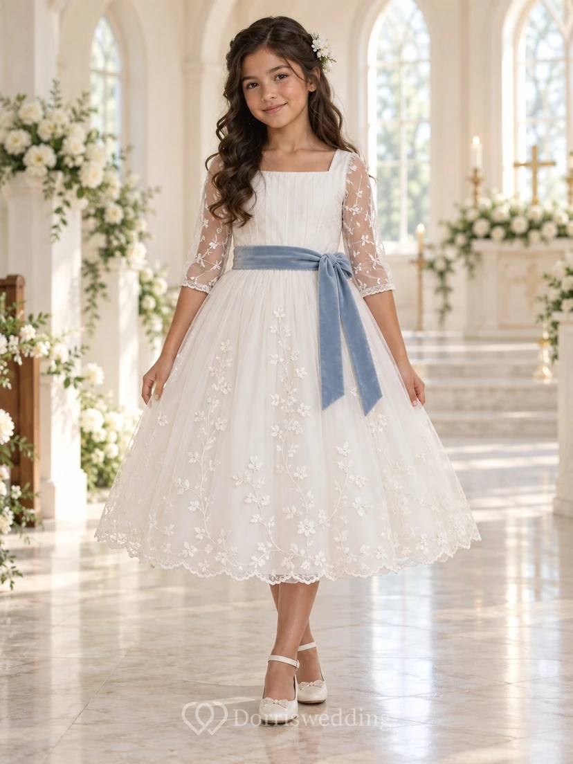 Vestido de niña de flores blanco con escote cuadrado, corte en A, estampado floral, encaje, mangas tres cuartos y fajín azul, largo hasta la rodilla.