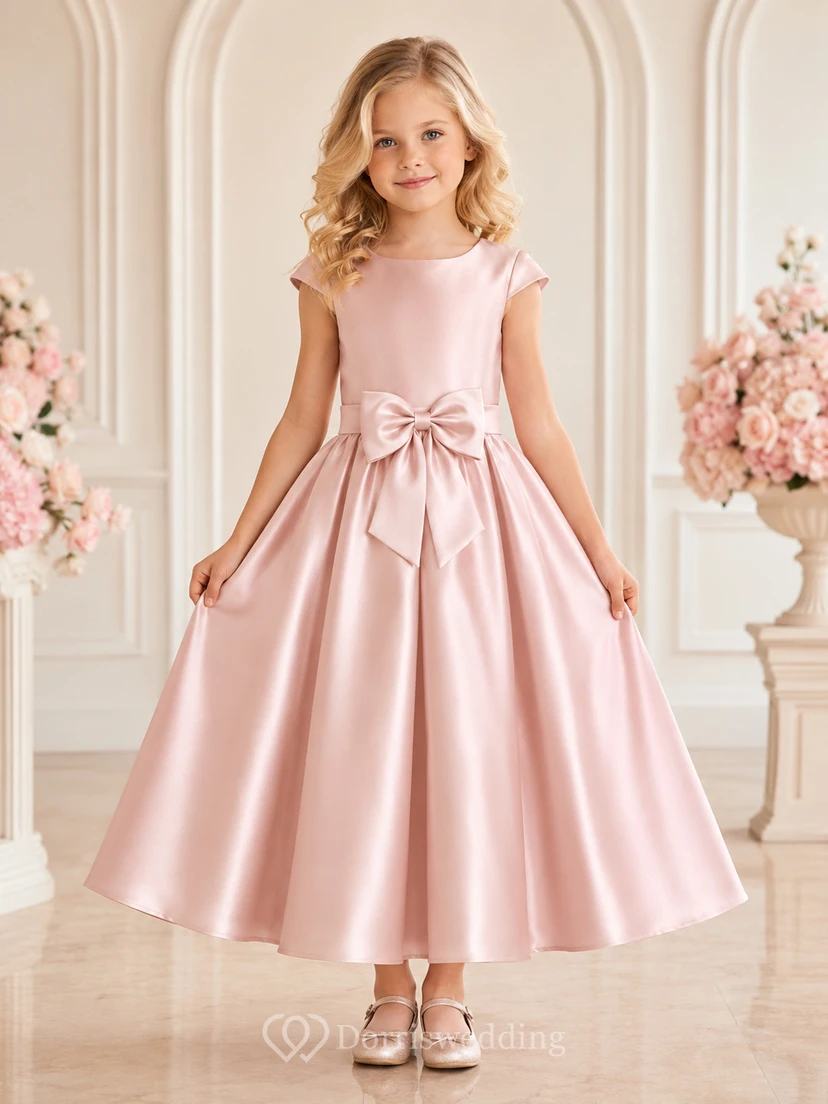 Rosafarbenes Satin-Kleid mit kurzen Ärmeln, Teelänge, A-Linie und Schleife – perfekt für Blumenmädchen bei einer Gartenhochzeit.