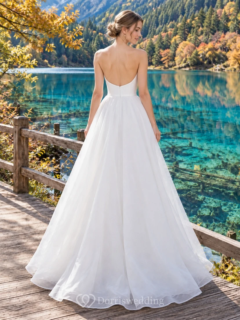 Vestido de novia sencillo sin tirantes de organza con corpiño liso y corte en A view 2