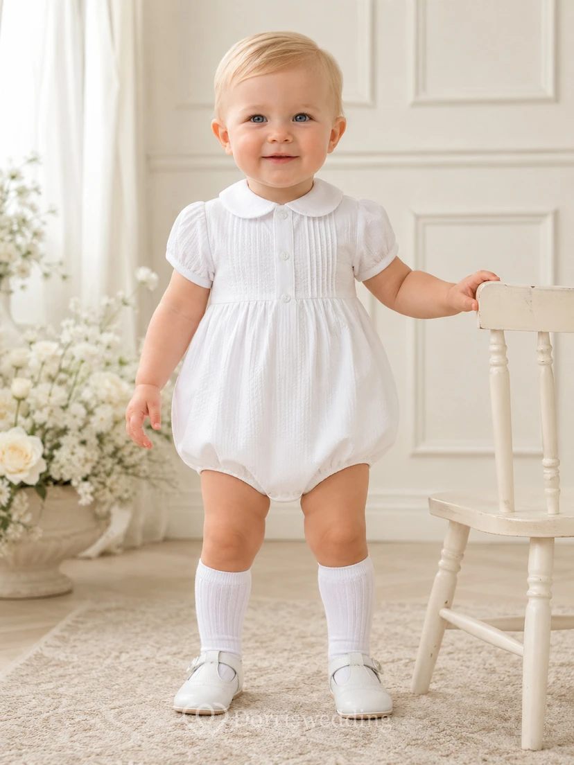 Pelele blanco de manga corta con cuello Peter y pliegues para bautizo de bebé niño.