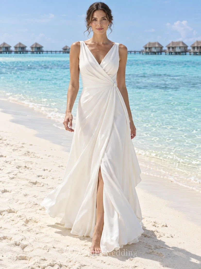 Schlichtes, ärmelloses A-Linien-Brautkleid mit V-Ausschnitt, Schlitz und Schleppe – perfekt für eine Strandhochzeit.