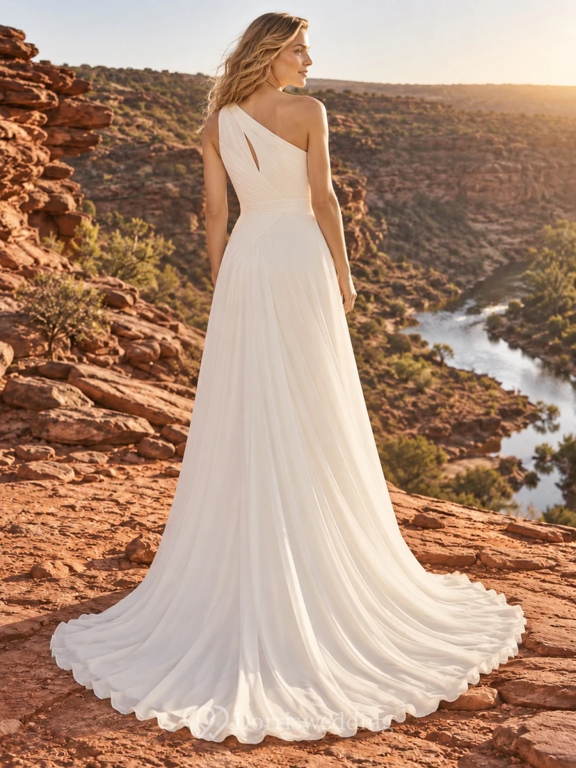 Schlichtes, einseitig schulterfreies Brautkleid im Meerjungfrauenstil mit Schleppe view 2