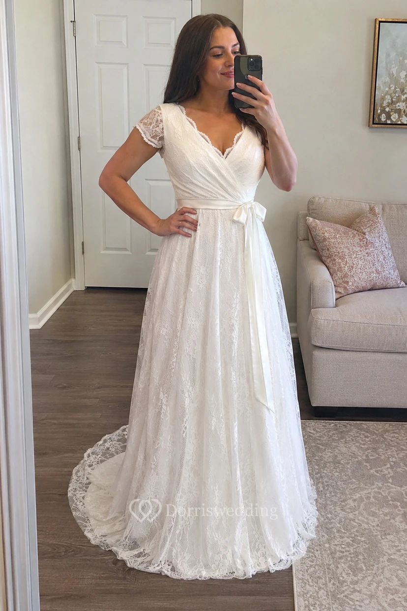 Robe de mariée en dentelle, coupe trapèze, décolleté en V festonné, manches courtes illusion, longueur au sol view 4