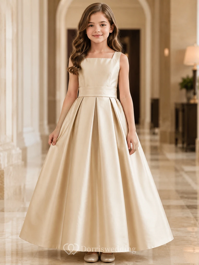 Robe de demoiselle d'honneur sans manches en satin champagne, coupe trapèze, encolure bijou et jupe longue ornée d'un nœud.