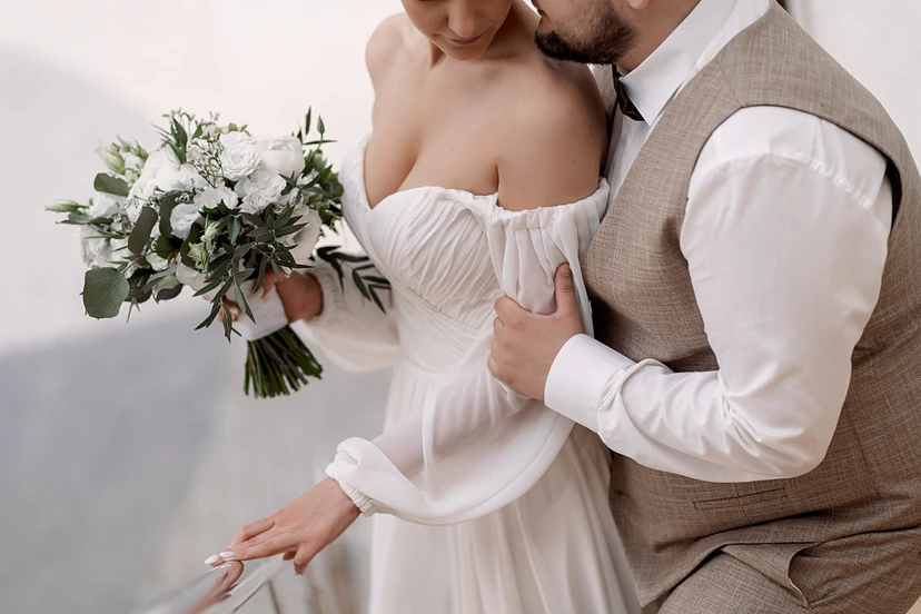 Vestido de novia blanco de gasa con hombros descubiertos, mangas abullonadas y fruncido, corte imperio. view 5