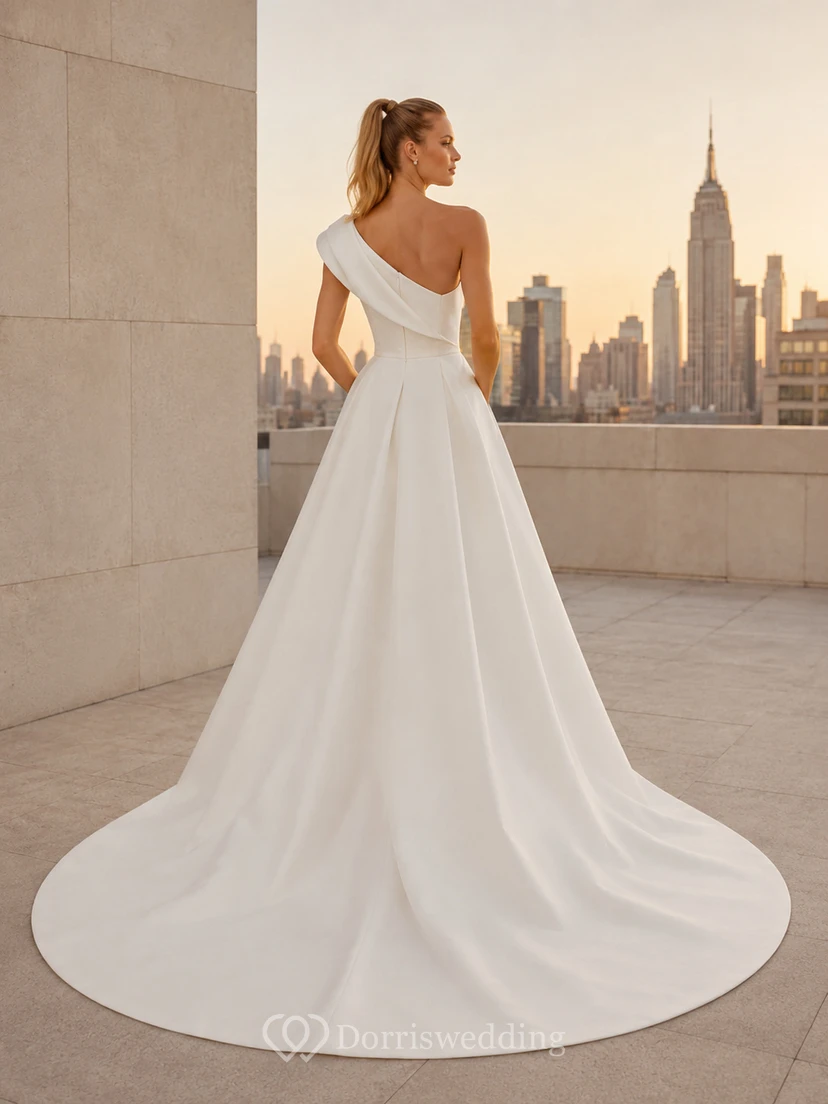 Robe de mariée moderne plissée à une épaule en satin, coupe trapèze, traîne courte. view 2