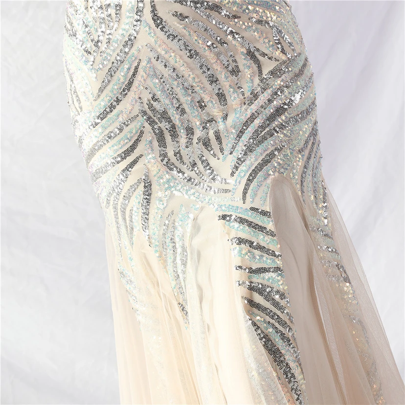 Schwer gearbeitetes, perlenbesetztes Abendkleid aus Netzgewebe mit superdichter Paillettenbesatz view 63