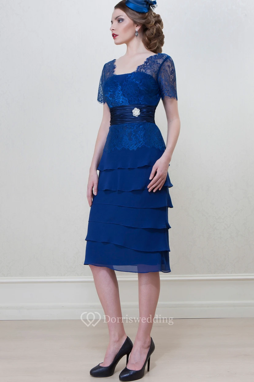 Robe de mère de la mariée en mousseline à volants, manches courtes, col carré, longueur genou, manches courtes et col carré, longueur genou. view 4