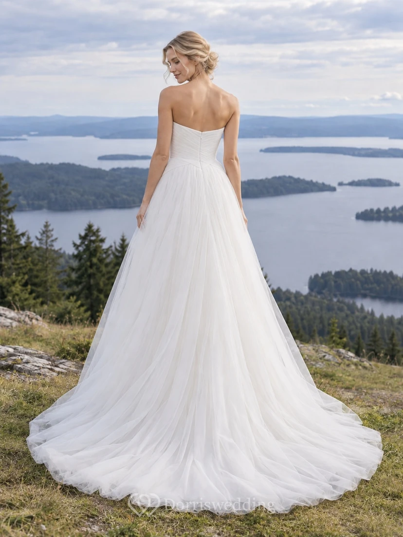 Vestido de novia romántico sin tirantes de tul con escote corazón, corte en A, corpiño fruncido y cintura inclinada. view 2