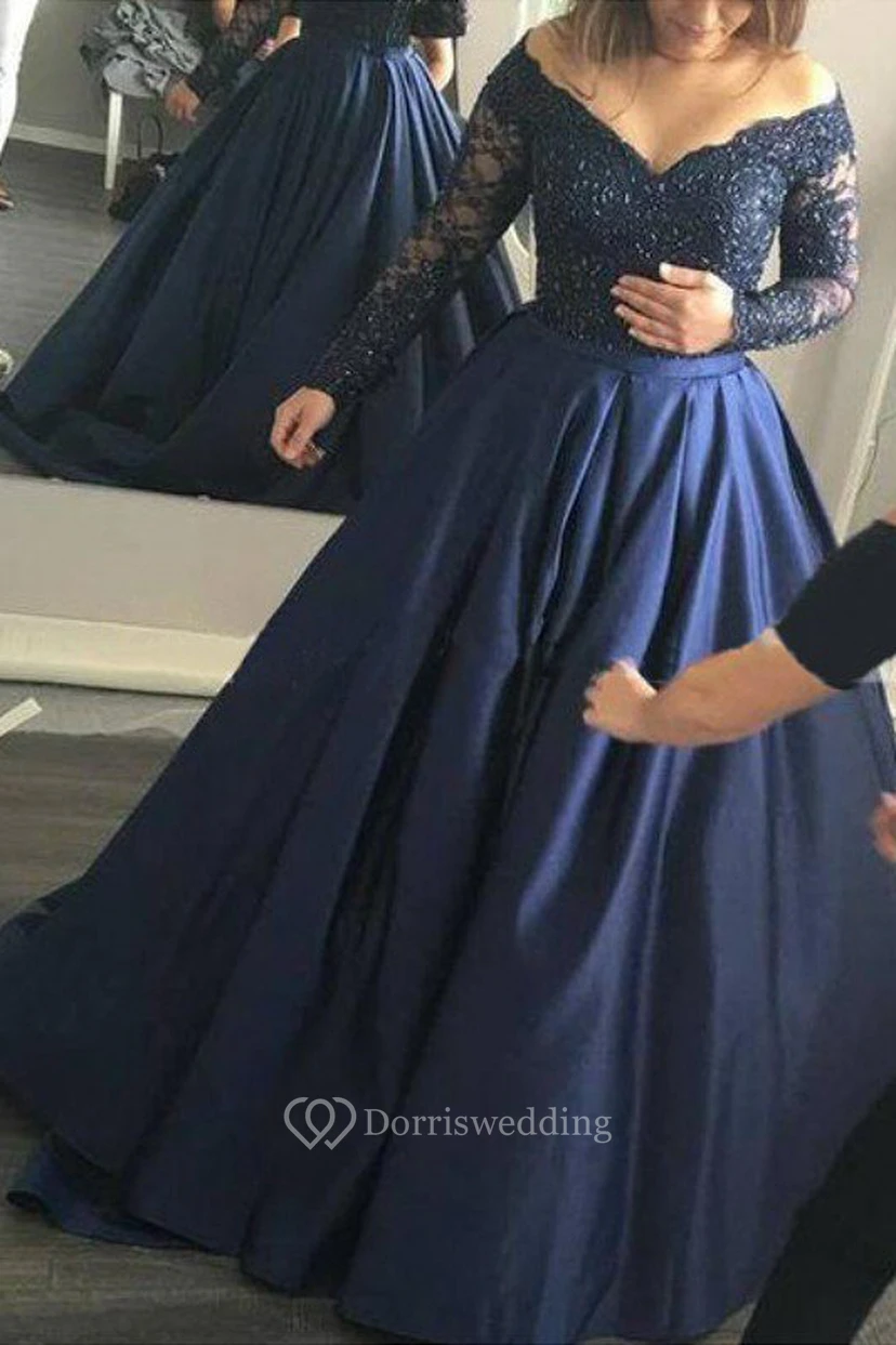 Vestido de gala de corte A, satén, encaje, hombros descubiertos, manga larga, corsé con cordones en la espalda.