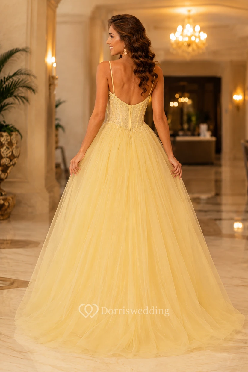 Narzissengelbes Tüll-Ballkleid mit Spaghettiträgern, perlenbesetztem Oberteil und vorderem Schlitz view 2