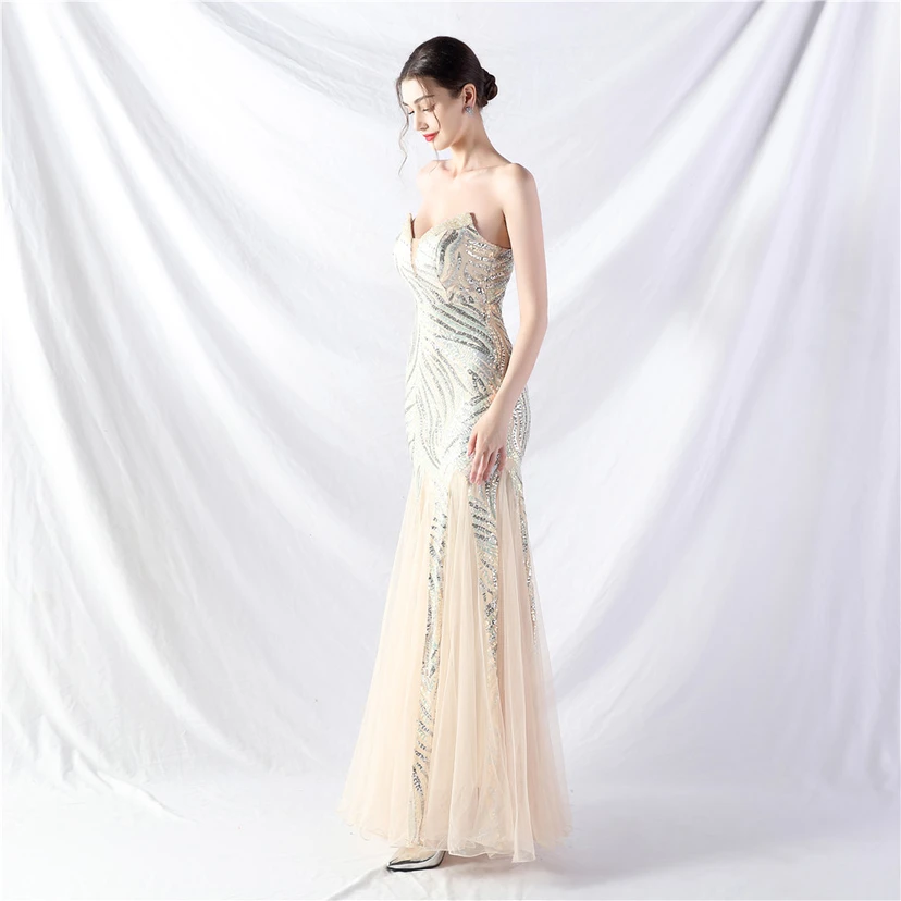 Schwer gearbeitetes, perlenbesetztes Abendkleid aus Netzgewebe mit superdichter Paillettenbesatz view 57